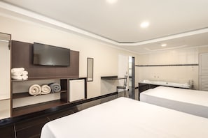 Superior Quadruple Room, Jetted Tub | Television - Sumaré Park Hotel (Sumare)