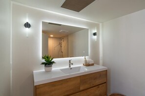 Combined shower/bathtub, towels, shampoo - Just Remodeled! The Big Wood Retreat with a Loft (Sun Valley)