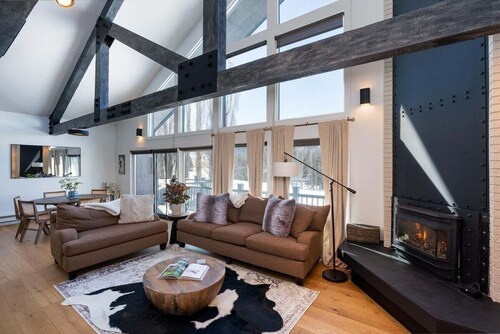 Just Remodeled! The Big Wood Retreat with a Loft