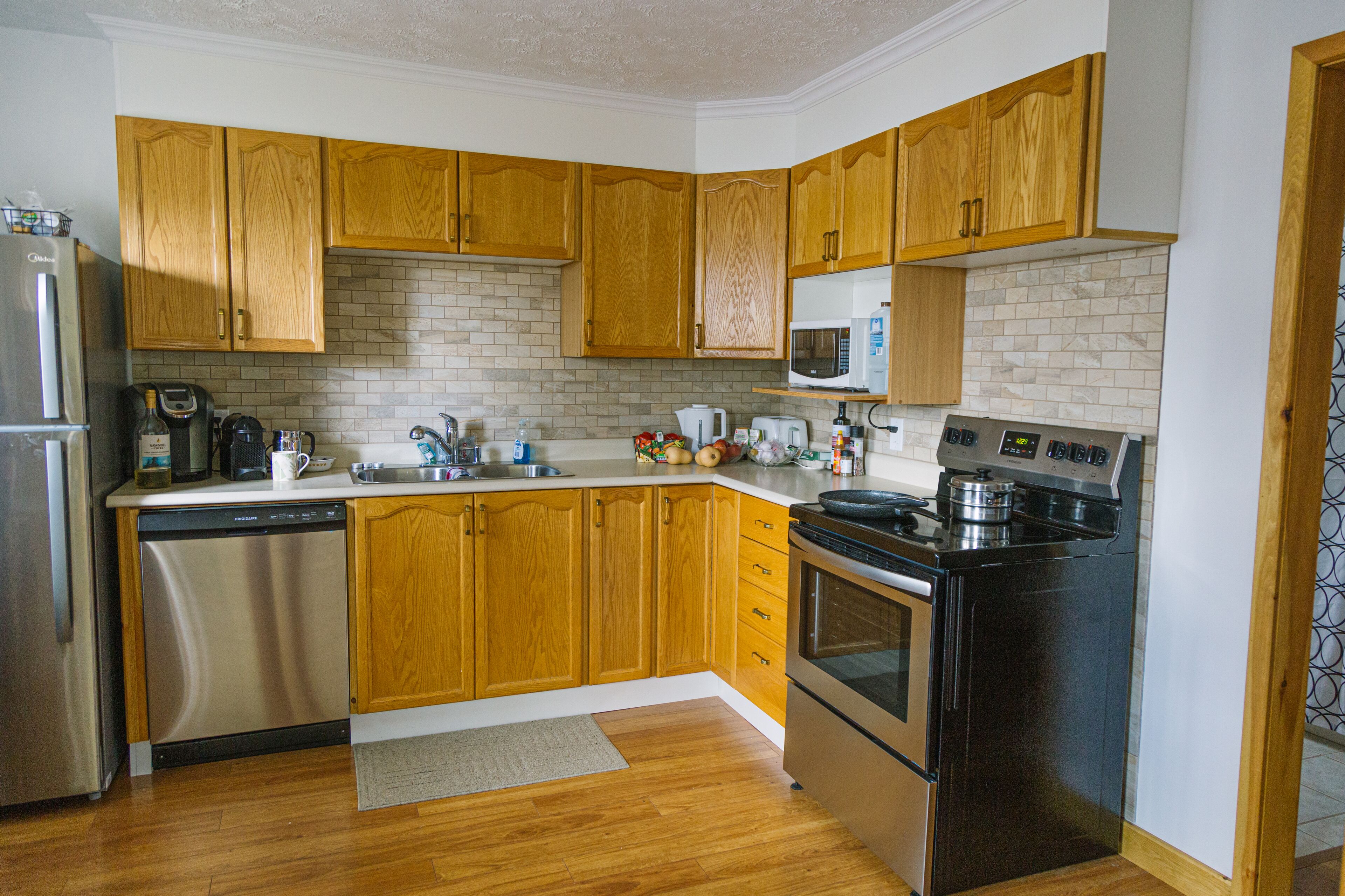 Kühlschrank, Mikrowelle, Ofen, Herdplatte