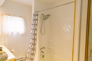 Duschwanne, Haartrockner, Handtücher, Seife