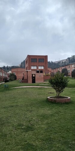 CASA AMOBLADA DE 3 PISOS, 2 BAÑOS, 4 HABITACIONES,