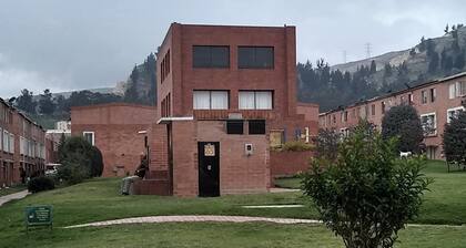 CASA AMOBLADA DE 3 PISOS, 2 BAÑOS, 4 HABITACIONES,