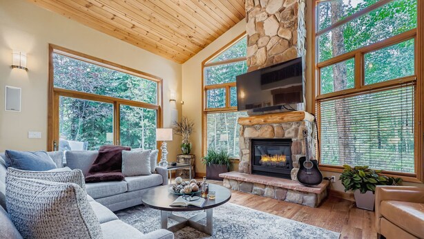 Living area - Foxtail Gardens  | Heart of Breck | View | Hot Tub (Breckenridge)