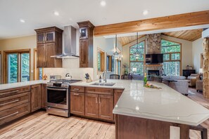 Fridge, microwave, oven, stovetop - Foxtail Gardens | Heart of Breck | View | Hot Tub (Breckenridge)