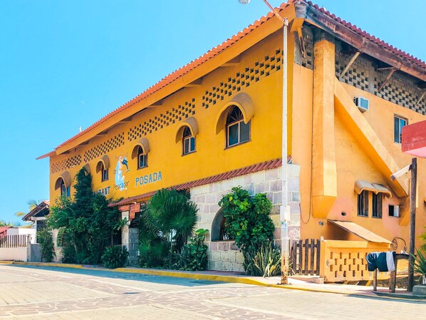 Vista frontal de la propiedad