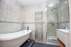 Bathtub, towels, toilet paper - Beachfront Apartment with Balcony and Panoramic Seaviews (Southsea)