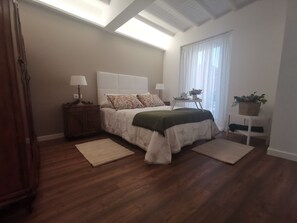 6 slaapkamers, een strijkplank/strijkijzer, wifi, beddengoed