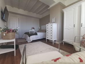 6 bedrooms, iron/ironing board, WiFi, bed sheets