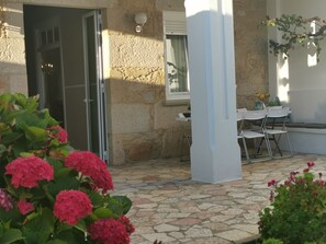 Outdoor dining - Beautiful centennial house recently restored in a privileged location. (Vilaxoan)