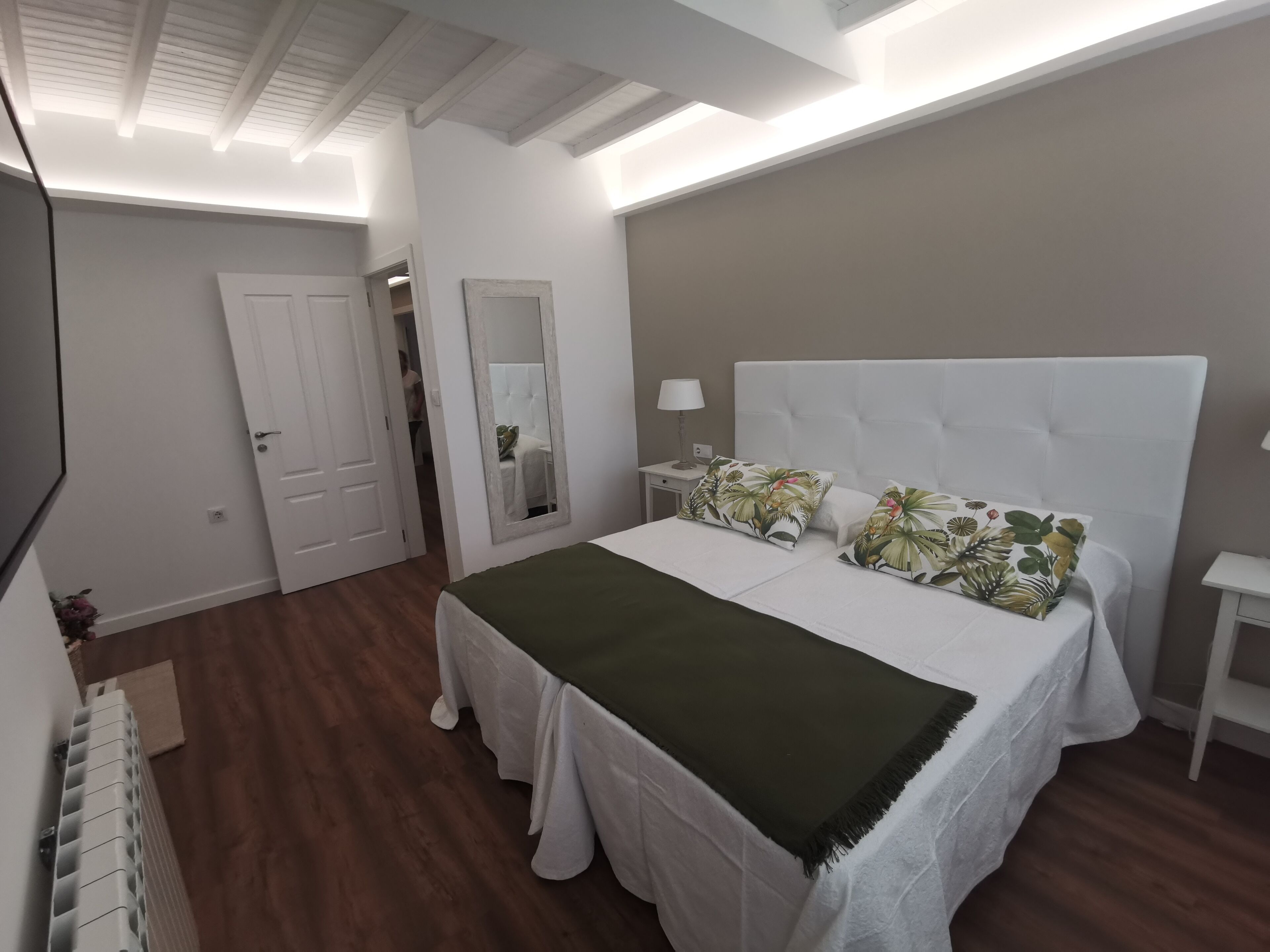 6 slaapkamers, een strijkplank/strijkijzer, wifi, beddengoed