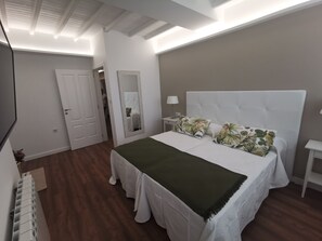 6 bedrooms, iron/ironing board, WiFi, bed sheets - Beautiful centennial house recently restored in a privileged location. (Vilaxoan)