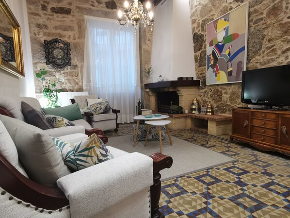 TV, stereo - Beautiful centennial house recently restored in a privileged location. (Vilaxoan)