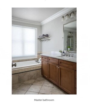 Combined shower/tub, jetted tub, hair dryer, towels - 3/2.5: Walk to Beltline and dining; firepit, BBQ, Apple TV, sleeps 5 (Atlanta)