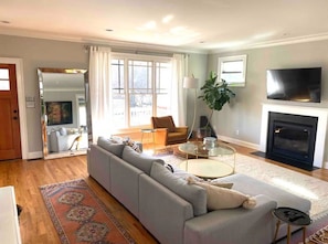 Smart TV, fireplace, books, offices - 3/2.5: Walk to Beltline and dining; firepit, BBQ, Apple TV, sleeps 5 (Atlanta)