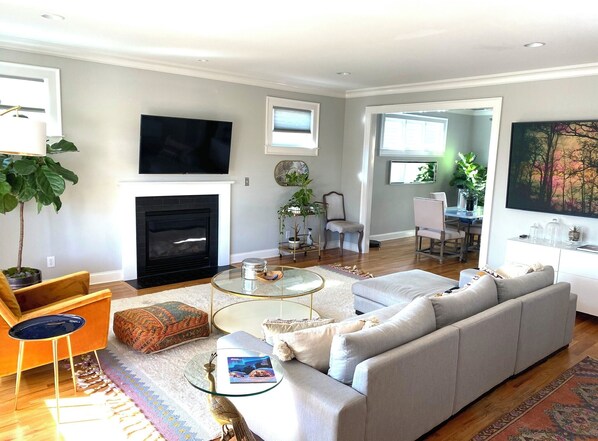 Smart TV, fireplace, books, offices - 3/2.5: Walk to Beltline and dining; firepit, BBQ, Apple TV, sleeps 5 (Atlanta)