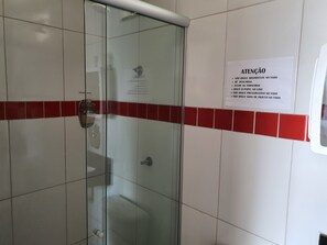 Dusche, kostenlose Toilettenartikel, Handtücher, Toilettenpapier
