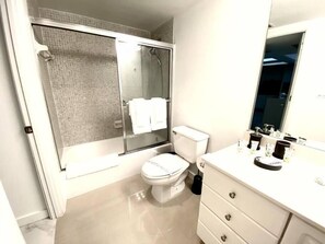 Badekar, hårføner og håndklær