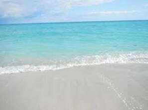 Beach - 2BR condo across w/ pool & tennis (Sunny Isles)