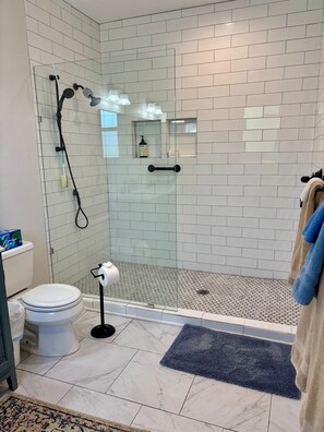 Baignoire, séchoir à cheveux, serviettes fournies, savon