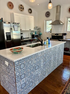 Kjøleskap, mikrobølgeovn, ovn og kokeplater