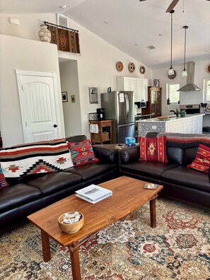 Smart TV, computer monitors - Sedona Hiker’s Retreat with hot tub (Sedona)