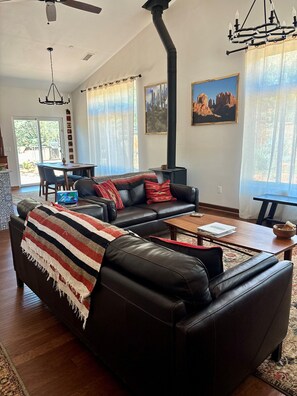 Smart TV, computer monitors - Sedona Hiker’s Retreat with hot tub (Sedona)