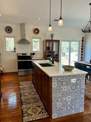 冰箱、微波炉、烤箱、炉灶