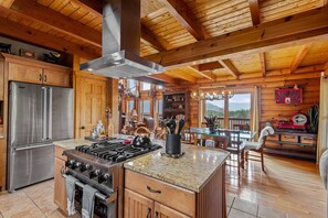 Fridge, microwave, oven, stovetop - Ponderosa 1887 - 300 degree views, 3 ensuites, hot tub, pool table (Vilas)