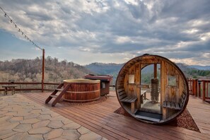 Terrace/patio - Ponderosa 1887 - 300 degree views, 3 ensuites, hot tub, pool table (Vilas)