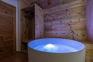 Ducha, secador de pelo y toallas