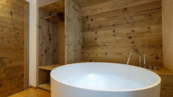 Ducha, secador de pelo y toallas