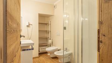 Doccia, asciugacapelli, asciugamani