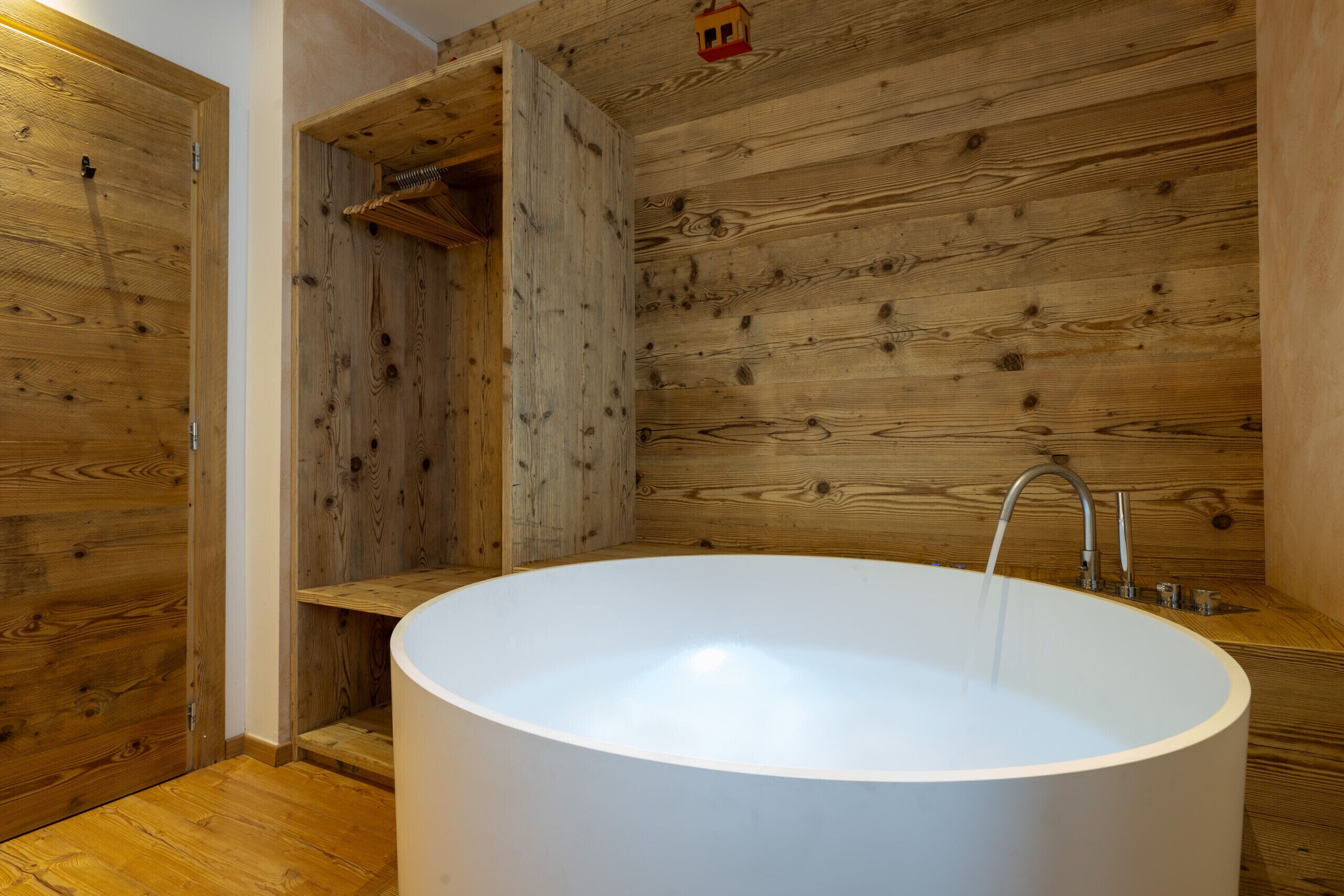 Un intérieur en bois avec une grande baignoire et un espace douche.