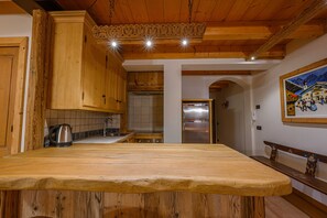 Fridge, oven, dishwasher, coffee/tea maker