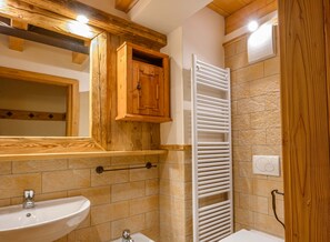 Dusch, hårtork och handdukar