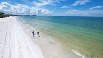 En la playa, camastros y toallas de playa