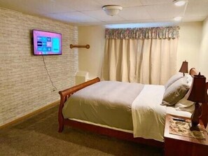 House (Cozy, updated 2-bedroom next to Jack ) | 2 bedrooms, desk, free WiFi