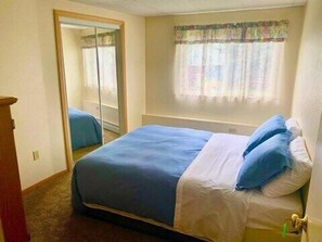 House (Cozy, updated 2-bedroom next to Jack ) | 2 bedrooms, desk, free WiFi - Cozy, Updated 2-bedroom Next to Jack Springs Park (Anchorage)