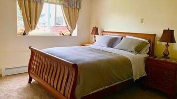 House (Cozy, updated 2-bedroom next to Jack ) | 2 bedrooms, desk, free WiFi