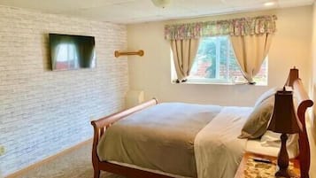 Rumah (Cozy, updated 2-bedroom next to Jack ) | 2 kamar tidur, meja kerja, dan Wi-Fi gratis