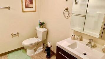 House (Cozy, updated 2-bedroom next to Jack ) | Bathroom