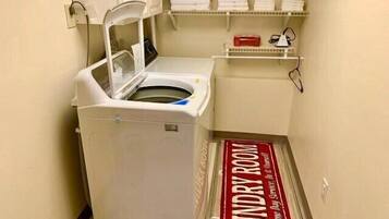 Rumah (Cozy, updated 2-bedroom next to Jack ) | Dapur pribadi | Lemari es, microwave, dan mesin pembuat kopi/teh