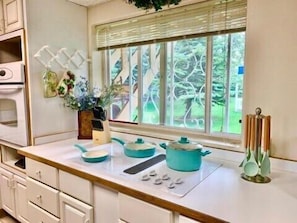 Rumah (Cozy, updated 2-bedroom next to Jack ) | Dapur pribadi | Lemari es, microwave, dan mesin pembuat kopi/teh