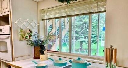 Cozy, Updated 2-bedroom Next to Jack Springs Park