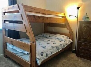 House | 2 bedrooms, desk, free WiFi