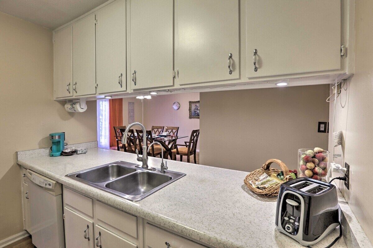 House (Spacious, exquisite 4-bed home near F) | Dapur peribadi | Peti sejuk, ketuhar gelombang mikro, mesin basuh pinggan mangkuk 