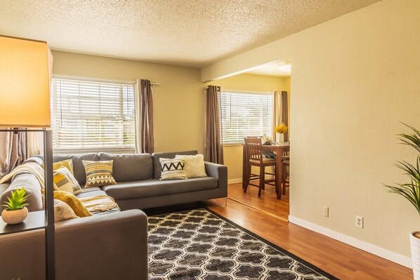 House | 3 bedrooms, desk, free WiFi - Oakland's Coffee-tea House (Oakland)