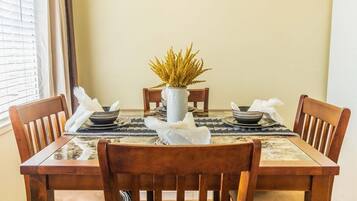 Rumah | Dapur pribadi | Lemari es, microwave, mesin pencuci piring, dan mesin pembuat kopi/teh