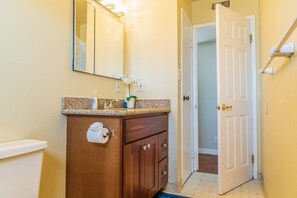 House | Bathroom - Oakland's Coffee-tea House (Oakland)